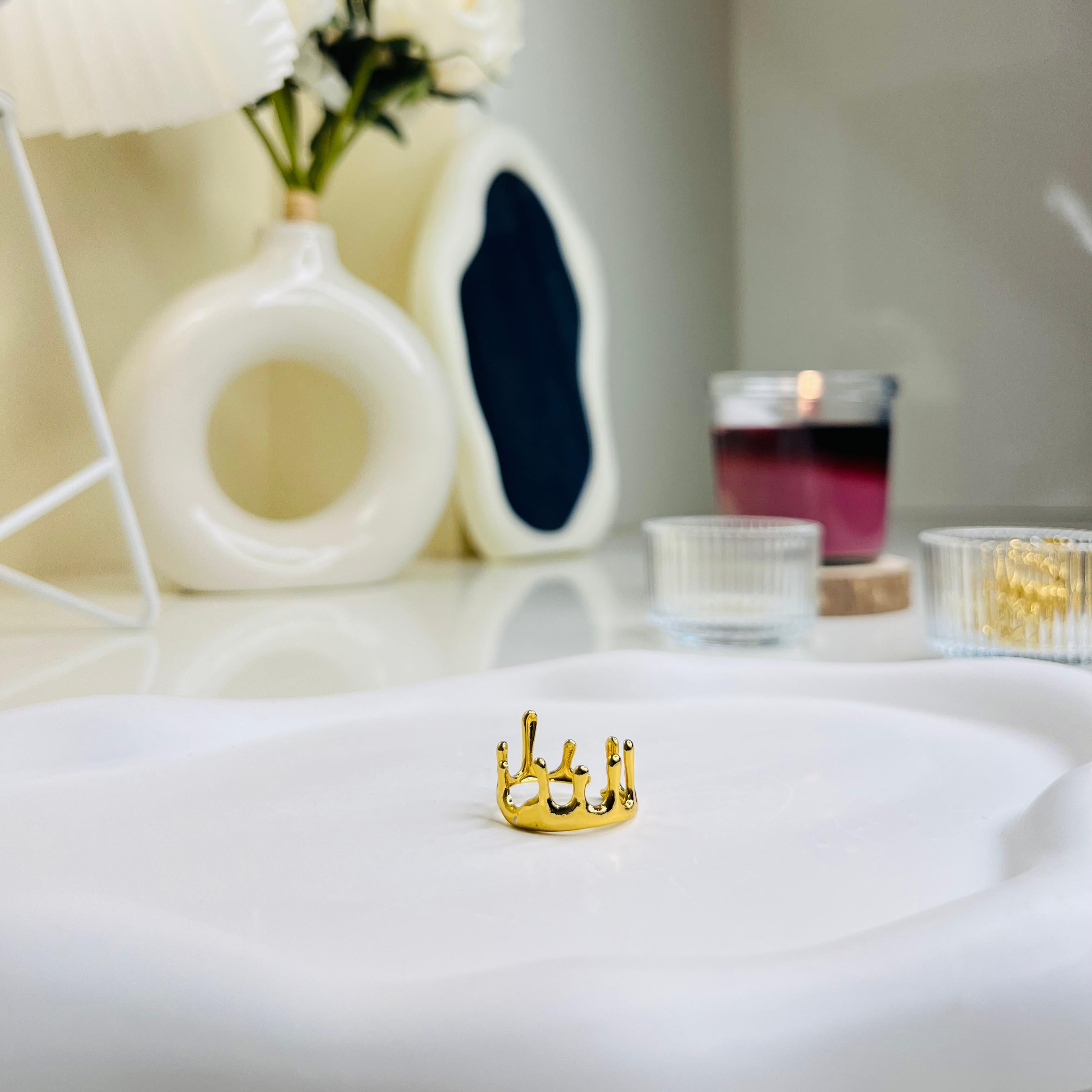 Regal Curve Gold Ring