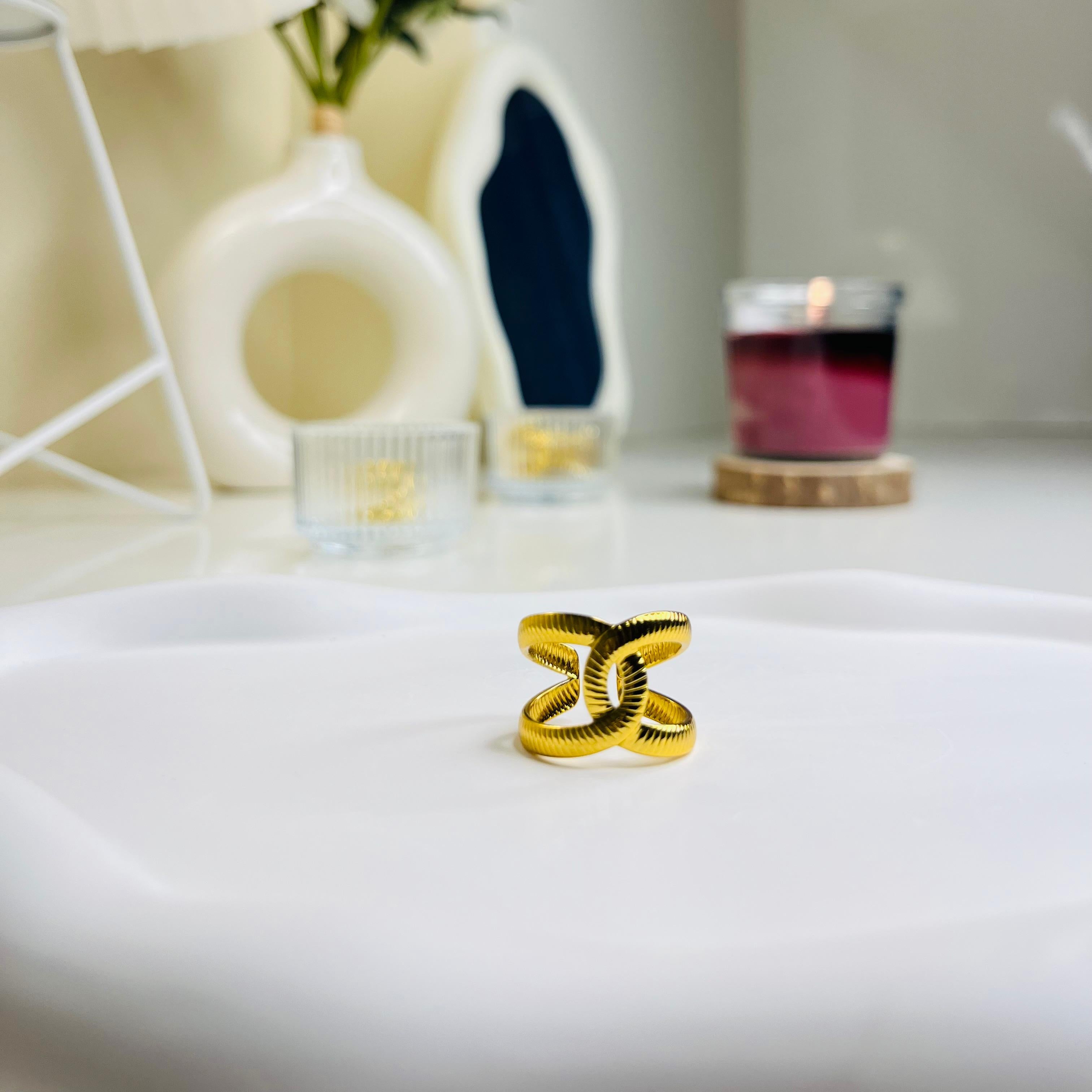 Elegance Crossband Gold Ring